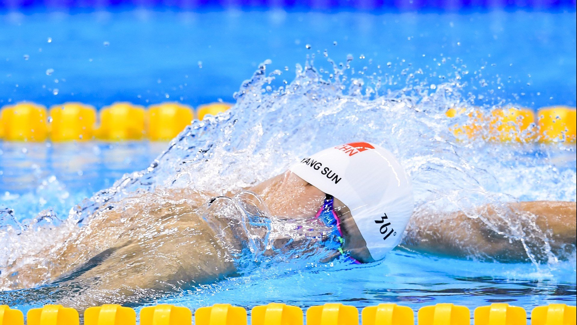 冠军赛终场哨响,球员泪洒赛场写下难忘瞬间,冠军被推出赛道